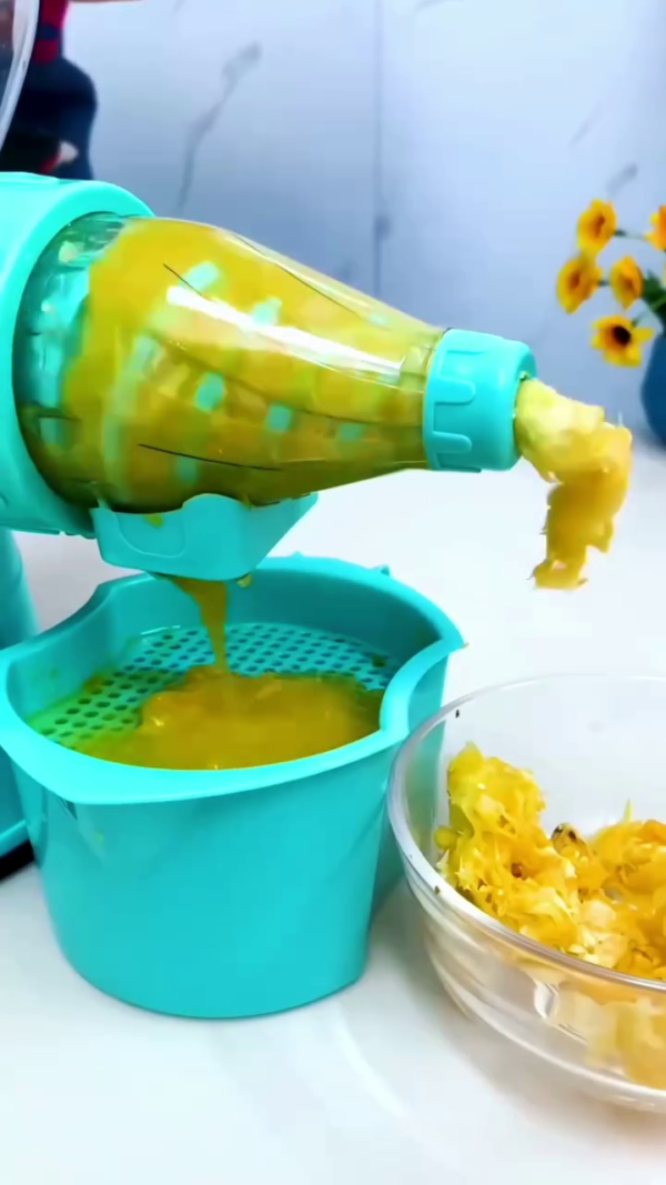 Versatile Manual Fruit and Vegetable Juicer with Dual-Strainer System, Easy Hand-Crank Operation, and Multi-Color Options for Fresh, Nutrient-Rich Juice Extraction - Image 3