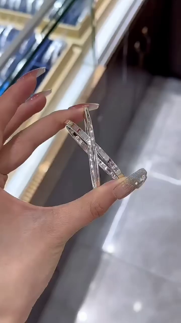 Exquisite High-Polish Interlocking Sterling Silver Bangles with Intricate Textured Detailing – Timeless Elegant Jewelry for Women