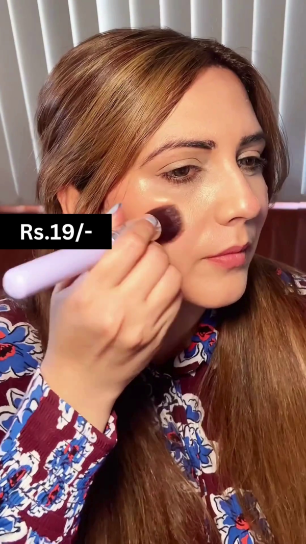 Achieve a Smooth, Flawless Complexion with This Lightweight Foundation – Ideal for All-Day Wear, Blends Seamlessly to Even Out Skin Tone, and Provides a Natural, Radiant Finish - Image 3