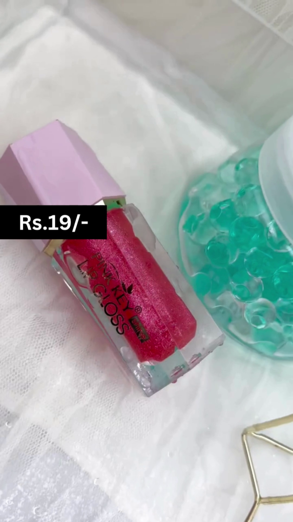 Shimmer Lip Gloss with High-Shine Finish for Soft, Hydrated Lips and a Beautiful, Sparkling Effect in a Vibrant Pink Shade
