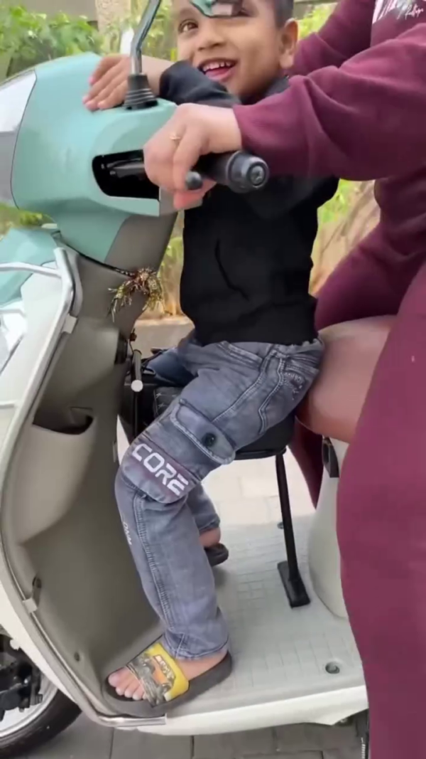 Adjustable Scooter Child Safety Seat with Secure Footrest and Comfortable Backrest – Easy Installation for Kids’ Safe Riding Experience - Image 2