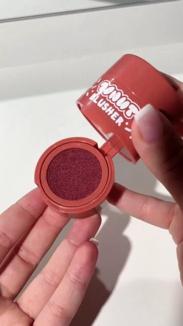 Heart-Shaped Cushion Blush with Rich Berry Tone – Soft and Buildable for a Natural Flush