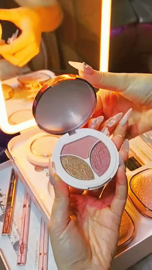 On-the-Go Glam: Portable Makeup Kit with LED Light for Perfect Touch-Ups Anytime, Anywhere - Image 2