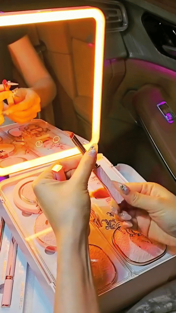 On-the-Go Glam: Portable Makeup Kit with LED Light for Perfect Touch-Ups Anytime, Anywhere - Image 3