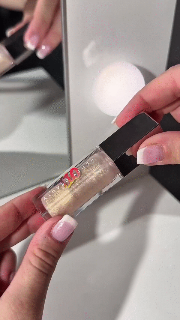 Shimmering Glossy Lip Gloss – Clear with Hints of Gold Sparkle for a Radiant Finish