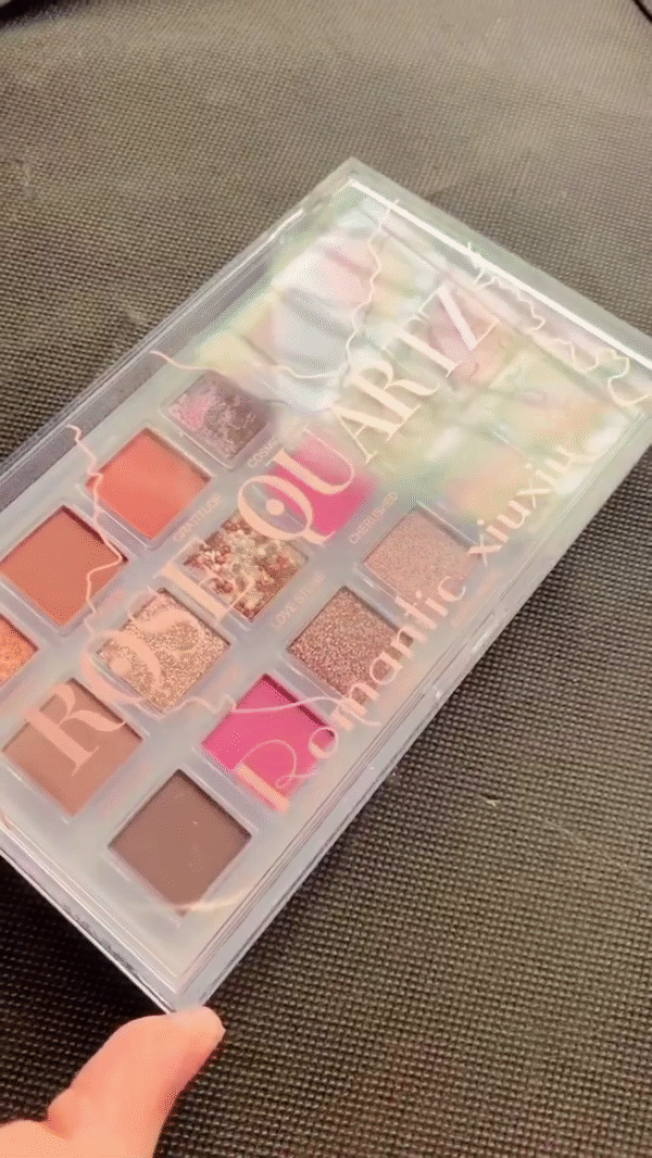 Vibrant 18-Color Eyeshadow Palette – Blend of Matte, Shimmer, and Glitter Shades for Stunning Day-to-Night Looks