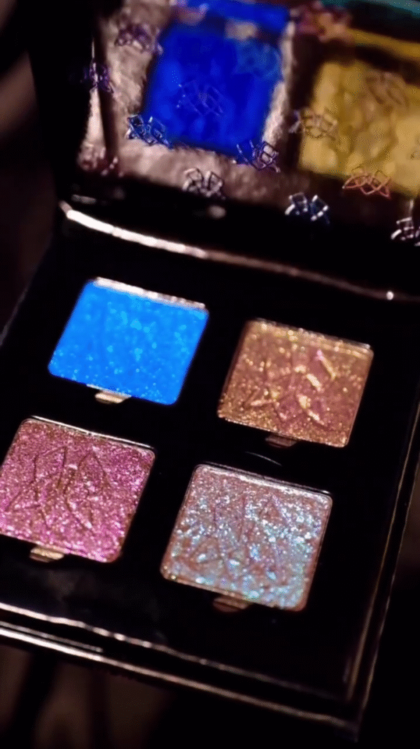 Sparkling Holographic Eyeshadow Quad – Featuring Blue, Pink, Gold, and Iridescent Shimmer Shades for a Stunning, Glittering Eye Look