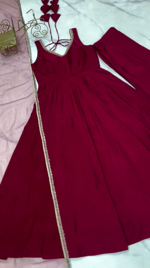 Maroon Evening Dress with Gold Detailing, Flared Skirt, and Off-Shoulder Sleeves for Special Occasions - Image 2