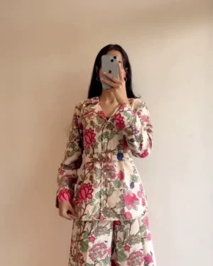 Royal Weaves of Wonder: Unveiling the Magnificent Story of Indiaâ€™s Traditional Attire Crafted for Queens, Brides, and Celebrations of Grace (Version 48)