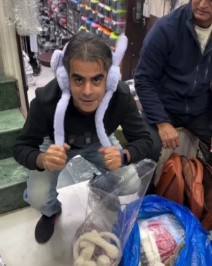 Ultra-Plush Interactive Moving Bunny Ear Hat – Luxurious Soft Faux-Fur Animal Headwear with Air-Pump Squeeze Ears, Kawaii-Style Long-Flap Winter Hood for Kids